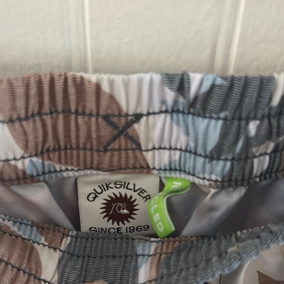Like New! Quiksilver Floral Print Board Shorts sz M - Picture 6 of 8